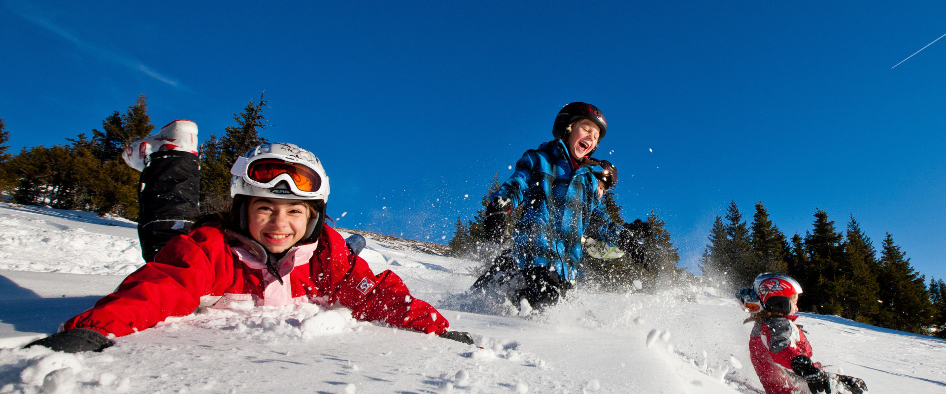 Kinder spielen im Schnee