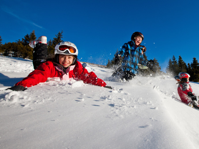 Kinder spielen im Schnee