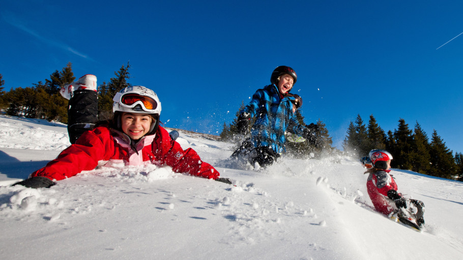 Kinder spielen im Schnee