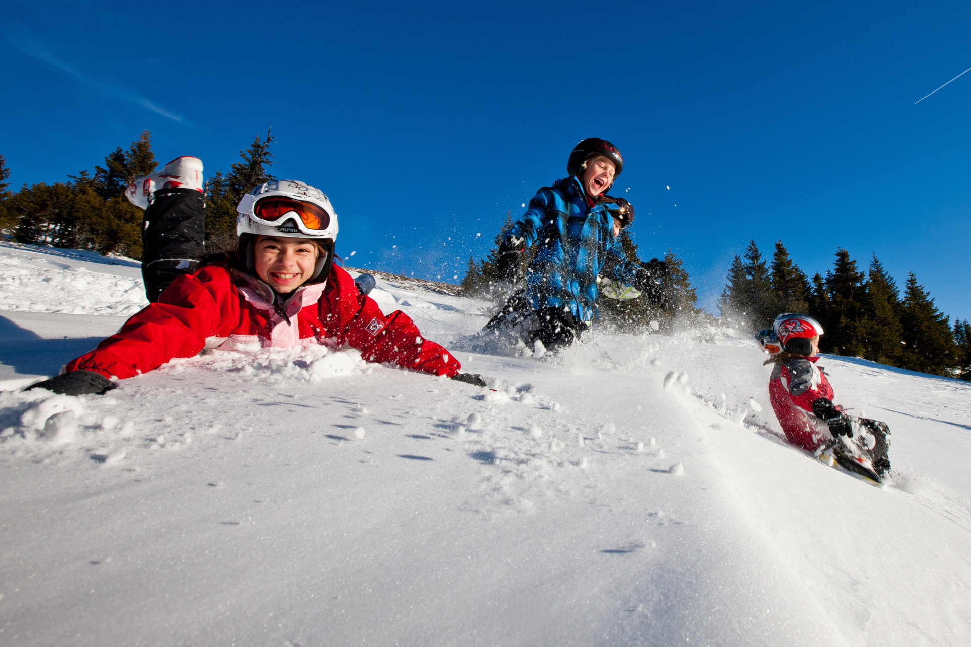 Kinder spielen im Schnee