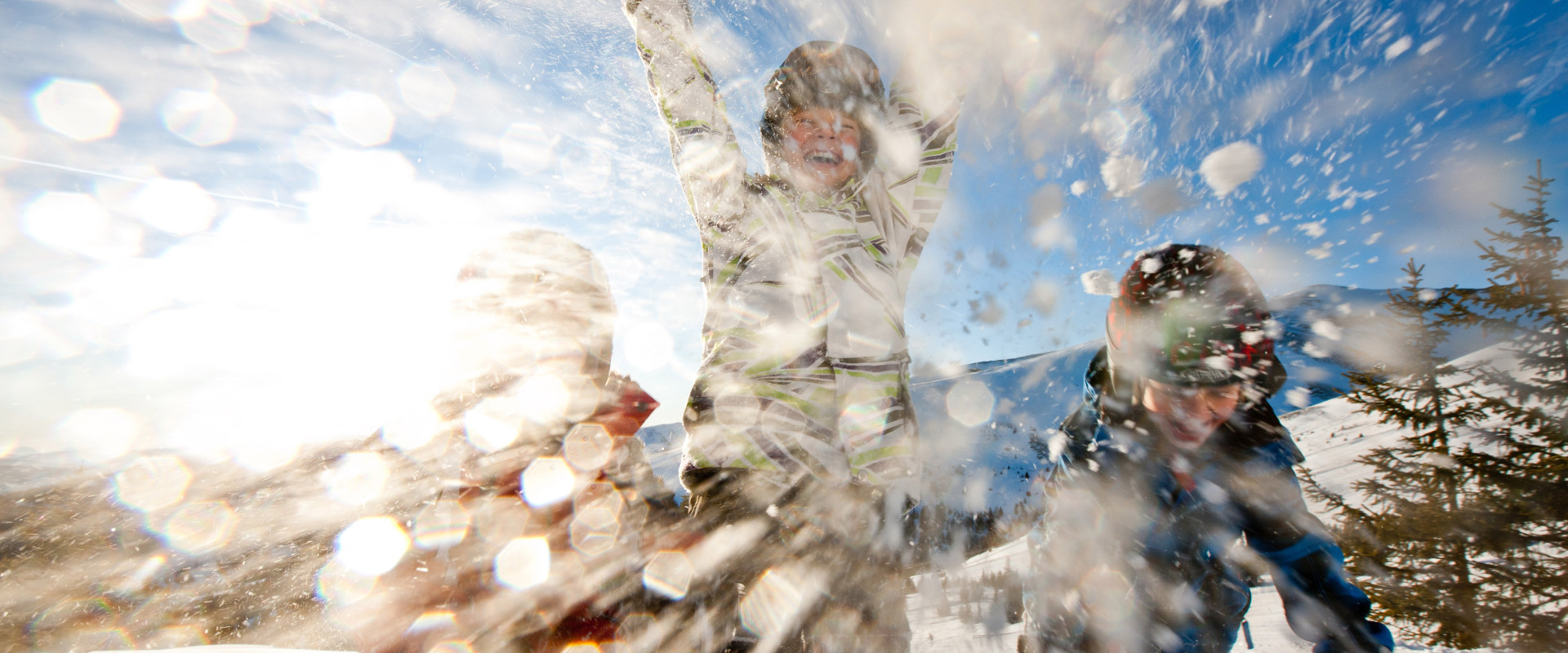 Kinder haben Spaß im Schnee