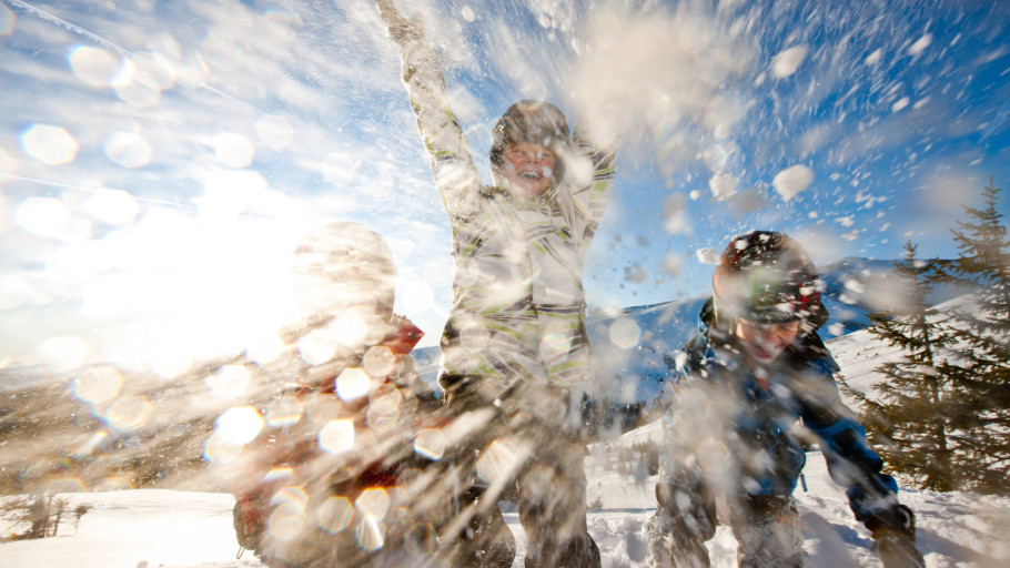 Kinder haben Spaß im Schnee