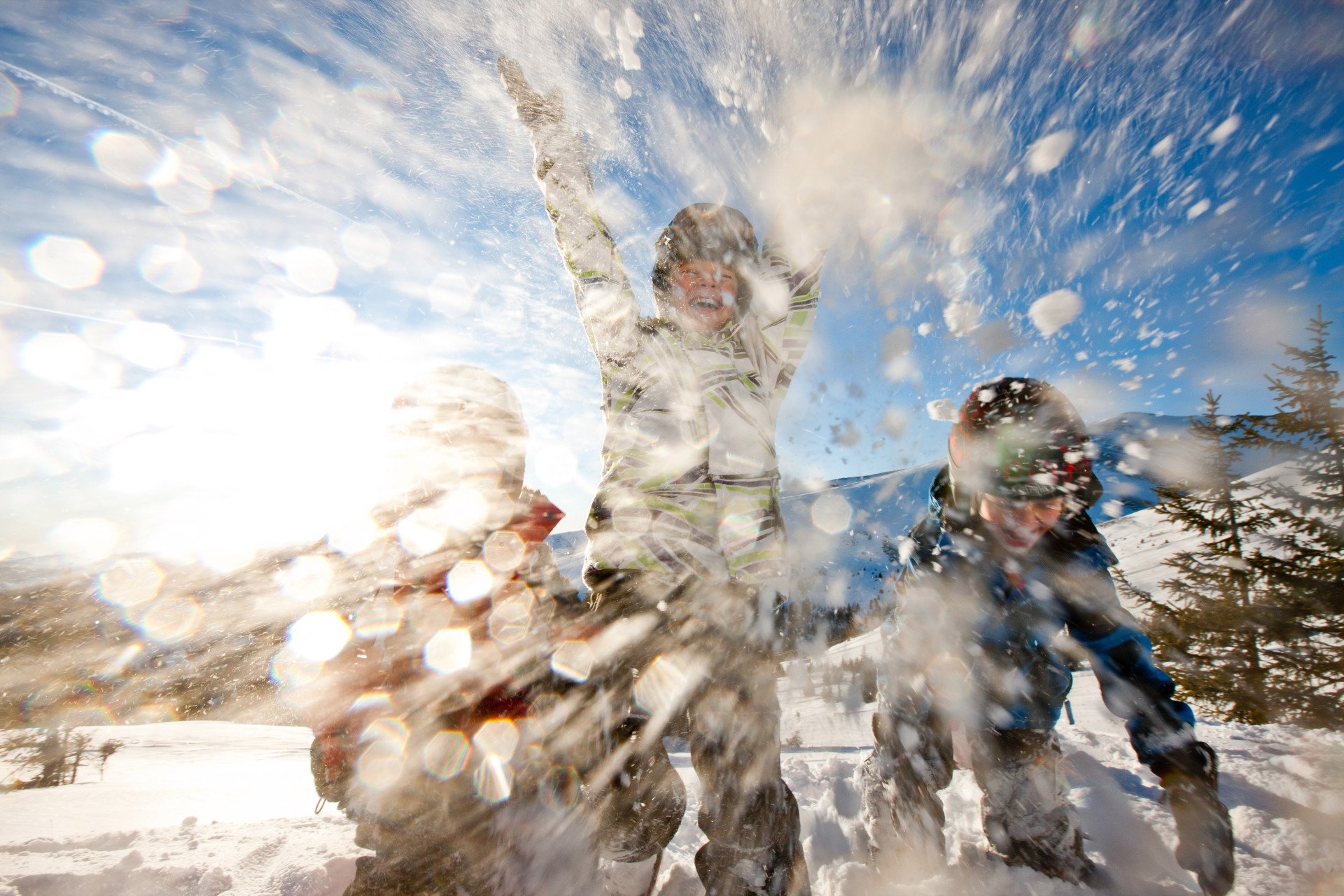 Kinder haben Spaß im Schnee